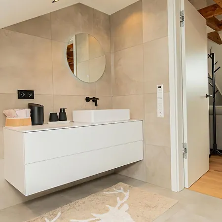 Alb - Gemuetliche Mit Balkon 아파트